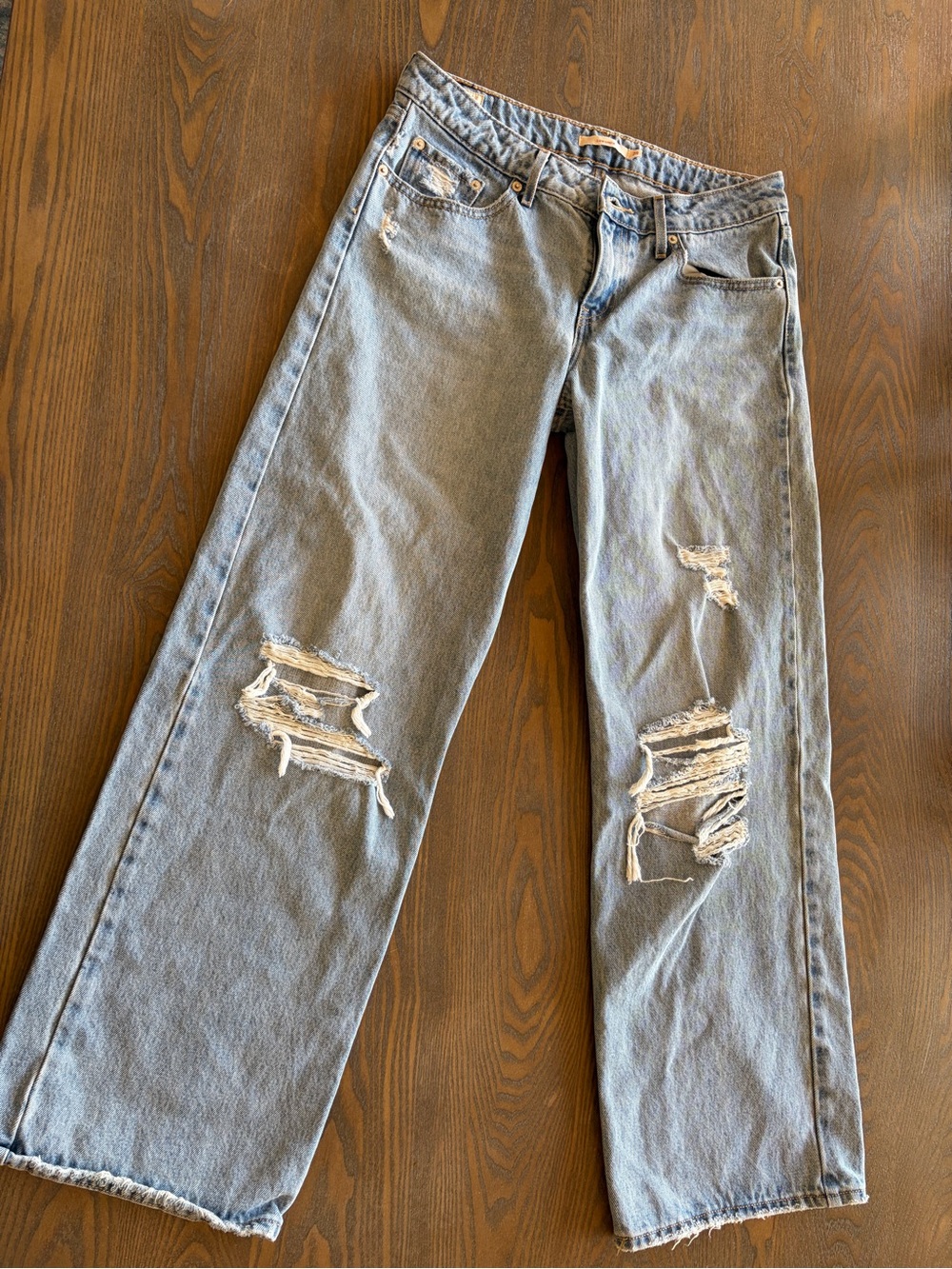 Levi’s Low Loose Distressed Wide Leg Jeans Women’s Size 28 Light Wash Denim - Picture 4 of 7